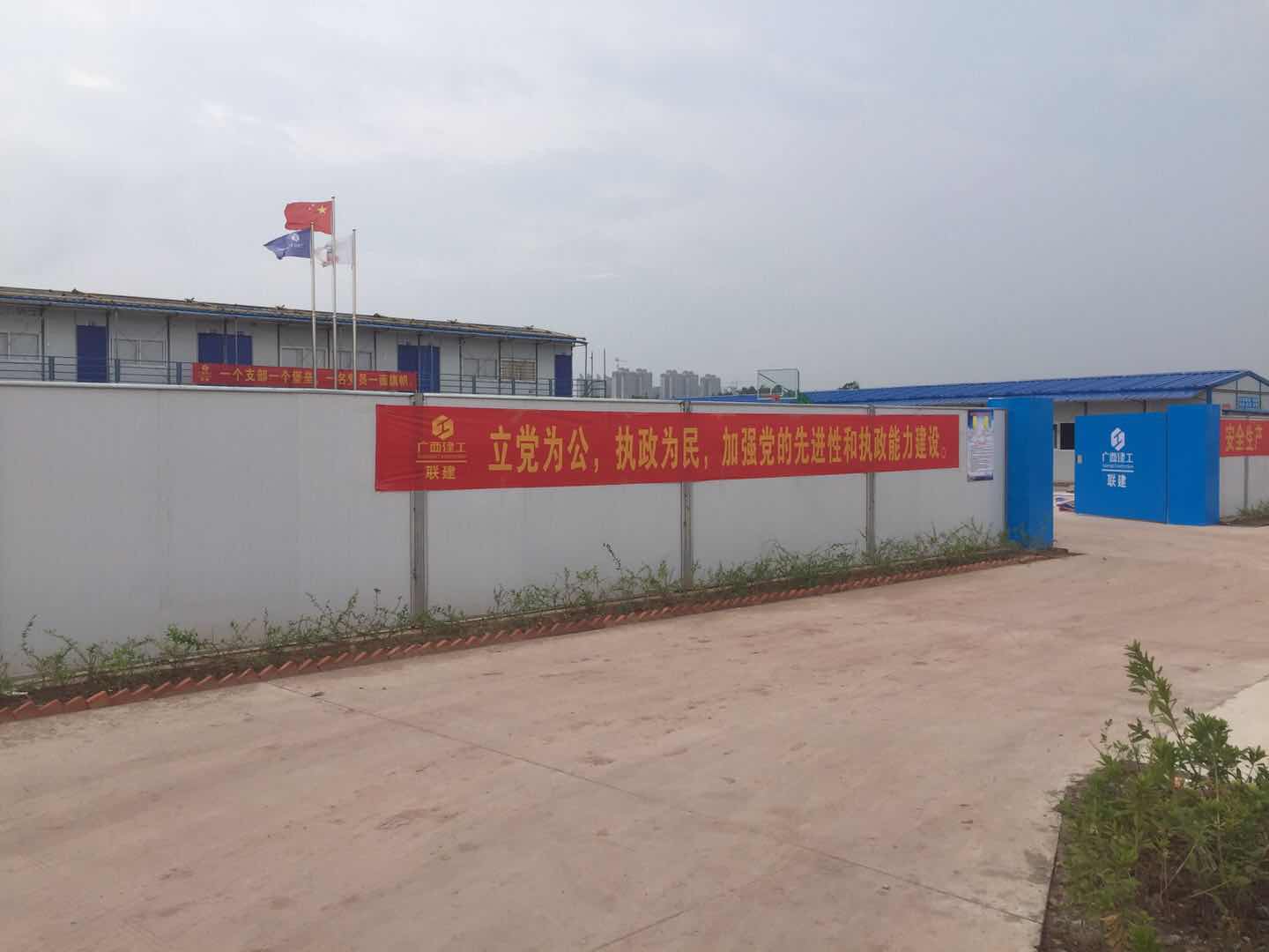 一種三節(jié)伸縮變幅帶式裝船機(jī)